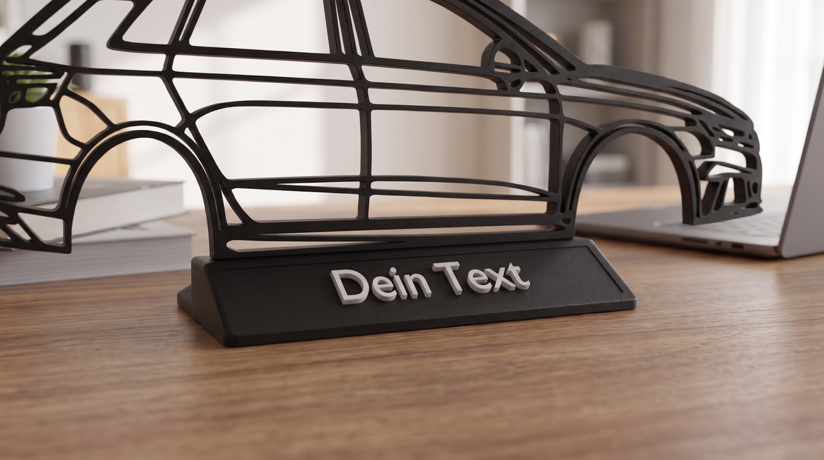 Audi RS3 Silhouette mit personalisiertem Schriftzug auf dem Schreibtisch
